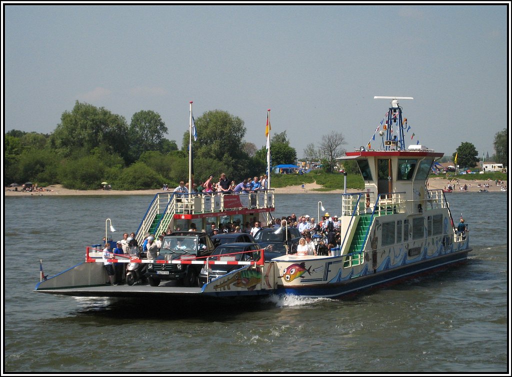 Eine Fhre bei der berquerung des Rheins bei Dsseldorf-Kaiserwerth, aufgenommen am 23.05.2010. Die Fhre kommt aus dem Meerbuscher Ortsteil Langst-Kierst.