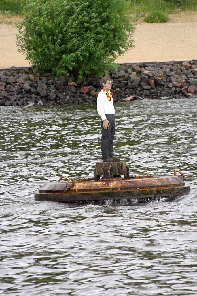 Eine nicht allgemein bliche Form einer BOJE auf der Elbe bei Hamburg. 06.Juli 2010.