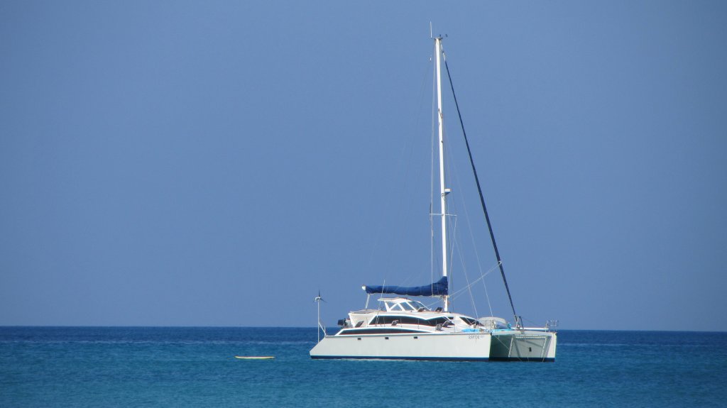 Eine Privatyacht vorm Nayang Beach in Phuket.(30.12.2011)