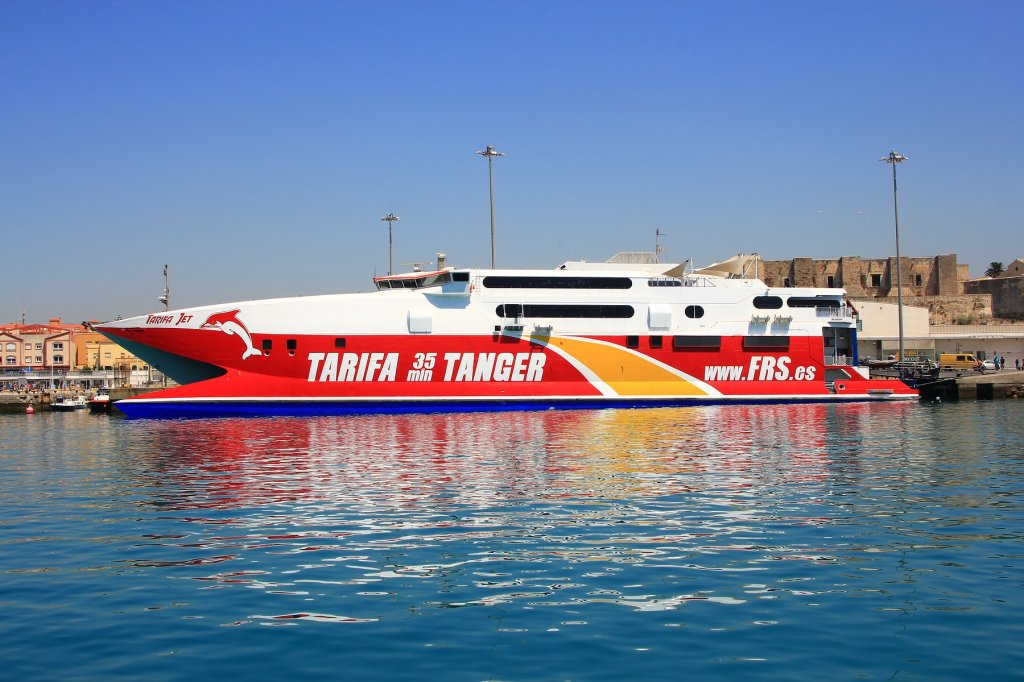 Eine der Schnellfhren von Tarifa/Spanien nach Tanger/Marokko aufgenommen am 05.07.2011 im Hafen von Tarifa/Spanien