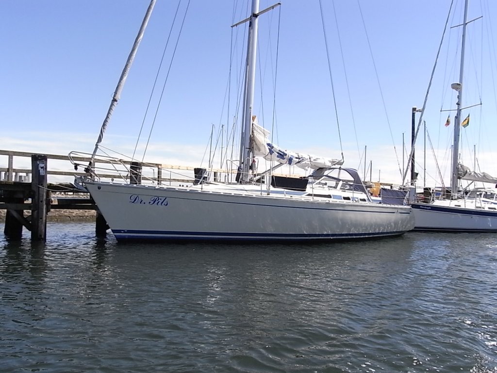 Eine schne Segelyacht mit einem interessanten Namen !!! 
Hier in Warnemnde im Alten Strom.