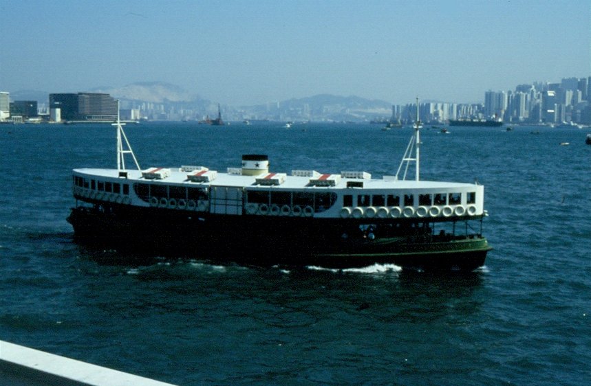 Eine Star Ferry Personenfhre (die Twinkling Star), die zwischen Kowloon und Hong Kong Island hin und her fhrt im November 1988