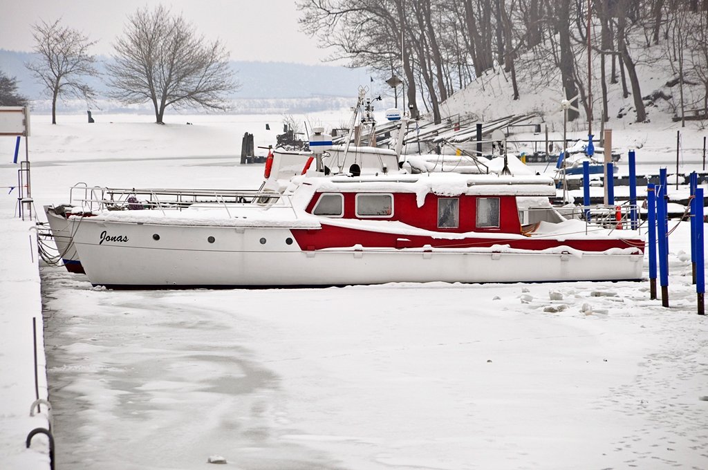 eines der ehemaligen GST-Boote im Kanal auf dem Dnholm/Stralsund am 22.01.2010, sie wurden mal gefhrt als Motorbarkasse  MB13 I/II  - Projekt 590