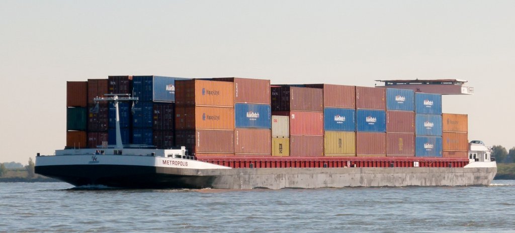 Eines der größten Binnenschiffe auf dem Rhein, METROPOLIS, ENI 06105155, ist am 16.10.2011 bei Xanten/Bislich auf dem Rhein talwärts fahrend unterwegs.
Die Metropolis ist 135 m lang, 17,35 m breit und hat einen Tiefgang von 3,40 m. Die Tonnage beträgt 5155 t, die Ladekapazität beträgt in 5 Lagen 510 TEU.
Die METROPOLIS ist in Antwerpen/Belgien registriert, wurde in China (Yiangduj) bei Csainty Shipbuilding gebaut und in Rotterdam bei Shipyard Trico B.V. ausgestattet.