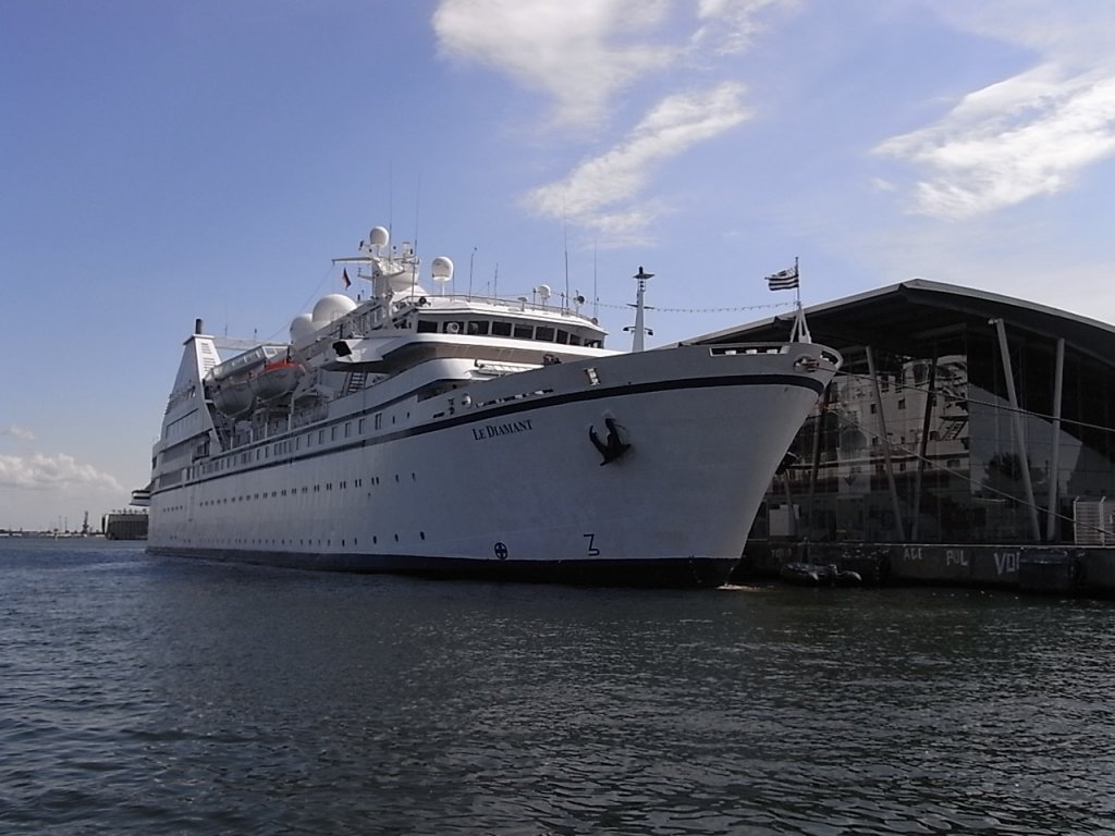 Eines der kleineren Kreuzfahrtschiffe aber trotzdem schn,
die  Le Diamant  HH Mata Utu - Flagge Frankreich, am Kreuzfahrtterminal in Rostock, L 124 m, B 16 m, T 5,20 m