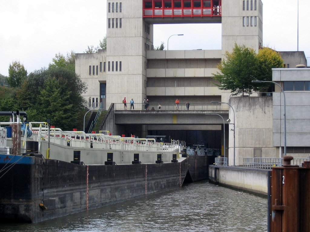 Einfahrt des Tank-Schubverbandes mit Schb. Aries vom Unterwasser des Main-Donau-Kanales in die Schleuse Dietfurt am 01.10.2006