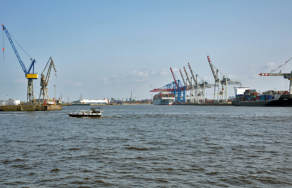 Einfahrt zum Containerhafen Steinwerder in Hamburg - 12.07.2013