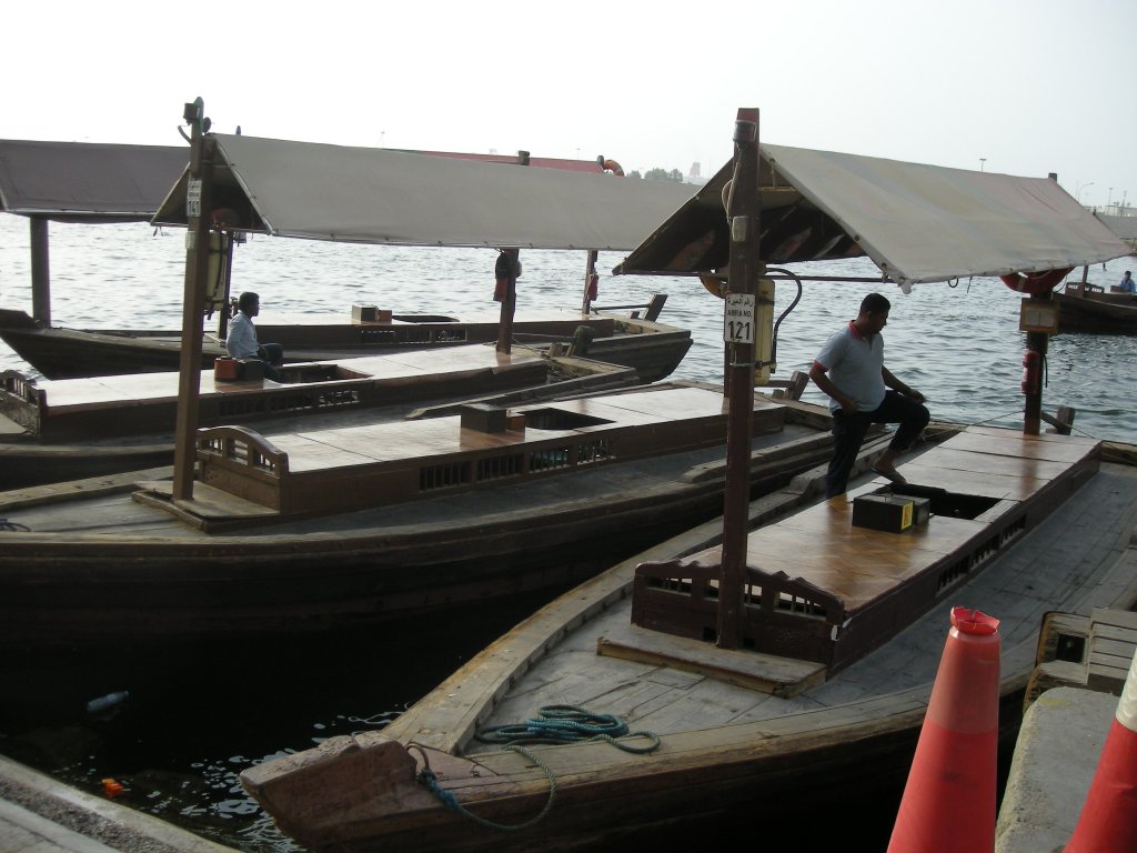Einige Abra-Boote warten am 24.Juli 2010 auf einem Seitenarm des Arabischen Golfes auf weitere Einstze; wie zum Beispiel Passagiere auf die andere Seite dieses Seitenarmes,nmlich zum Gold Suk zu bringen.