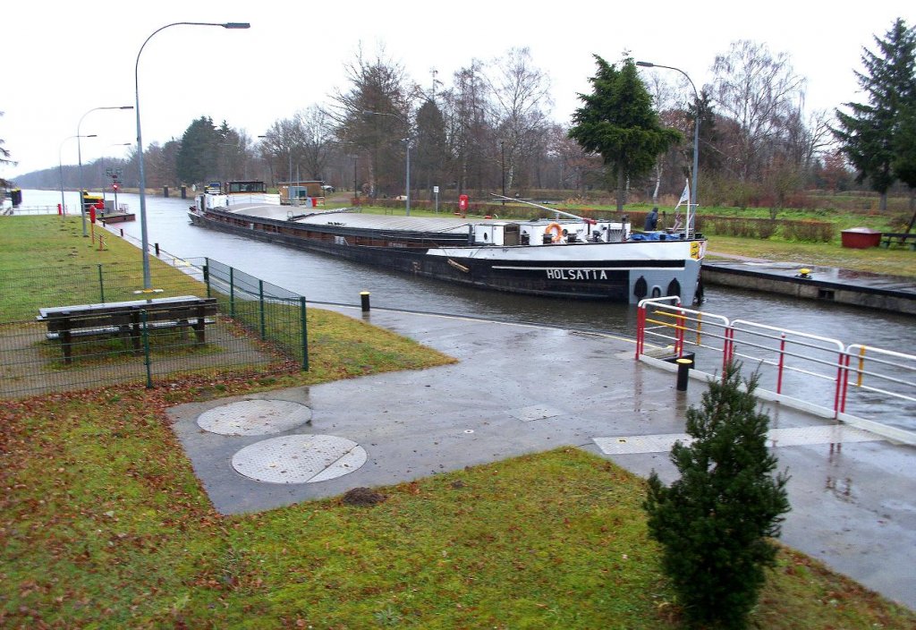 Einlaufen zu Tal des GMS Holsatia in die ELK Schleuse Witzeeze. Blick von der Kanalbrcke. Aufgenommen: 1.12.2011