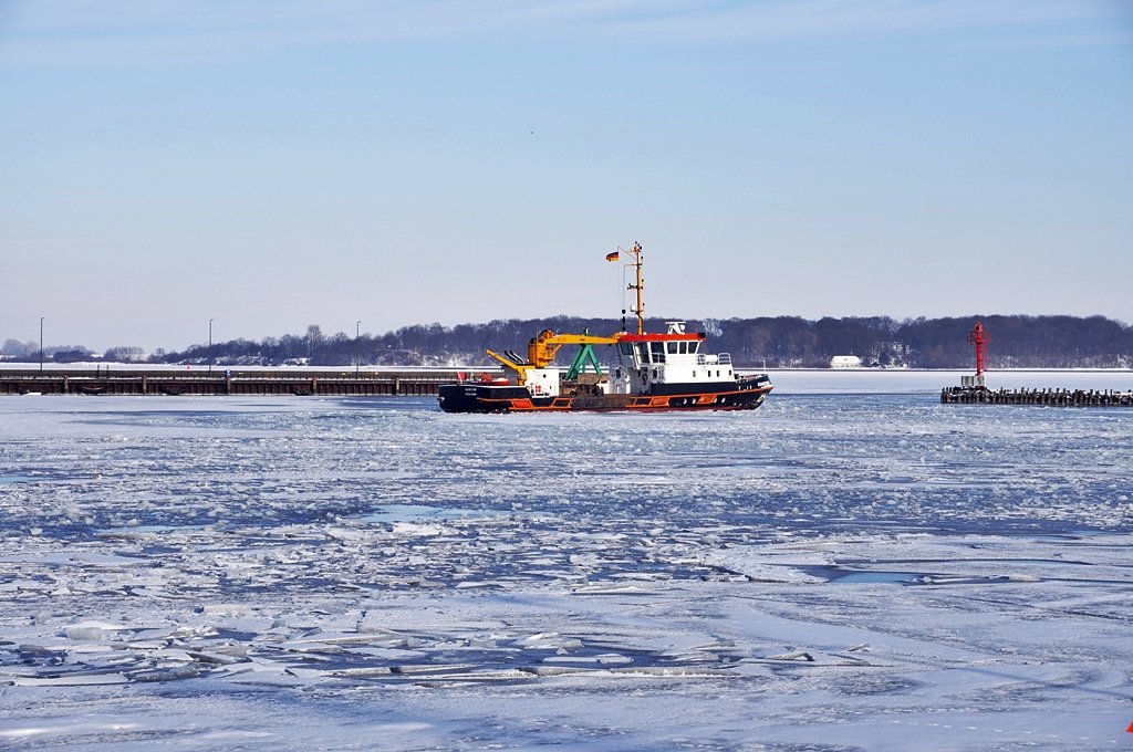 Eisbrechen auf dem Strelasund scheint doch anstrengend zu sein, die  Ranzow  liegt regungslos im Stralsunder Stadthafen am 25.01.2010 aber nach einer wohl verdienten Pause gings weiter