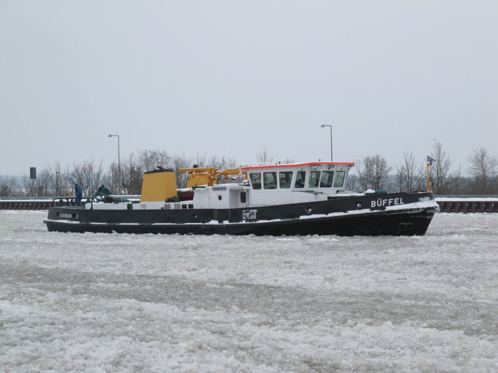 Eisbrecher Bffel wartet im Oberwasser der Schleuse Uelzen II auf seine Schleusung Richtung Lneburg. 14.01.2010