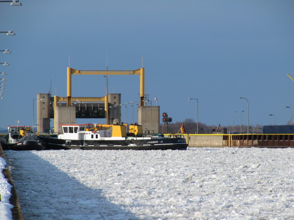 Eisbrecher Bffel und Wisent warten am 07.03.2010 im Oberwasser der Schl. Uelzen II auf einen neuen Einsatz