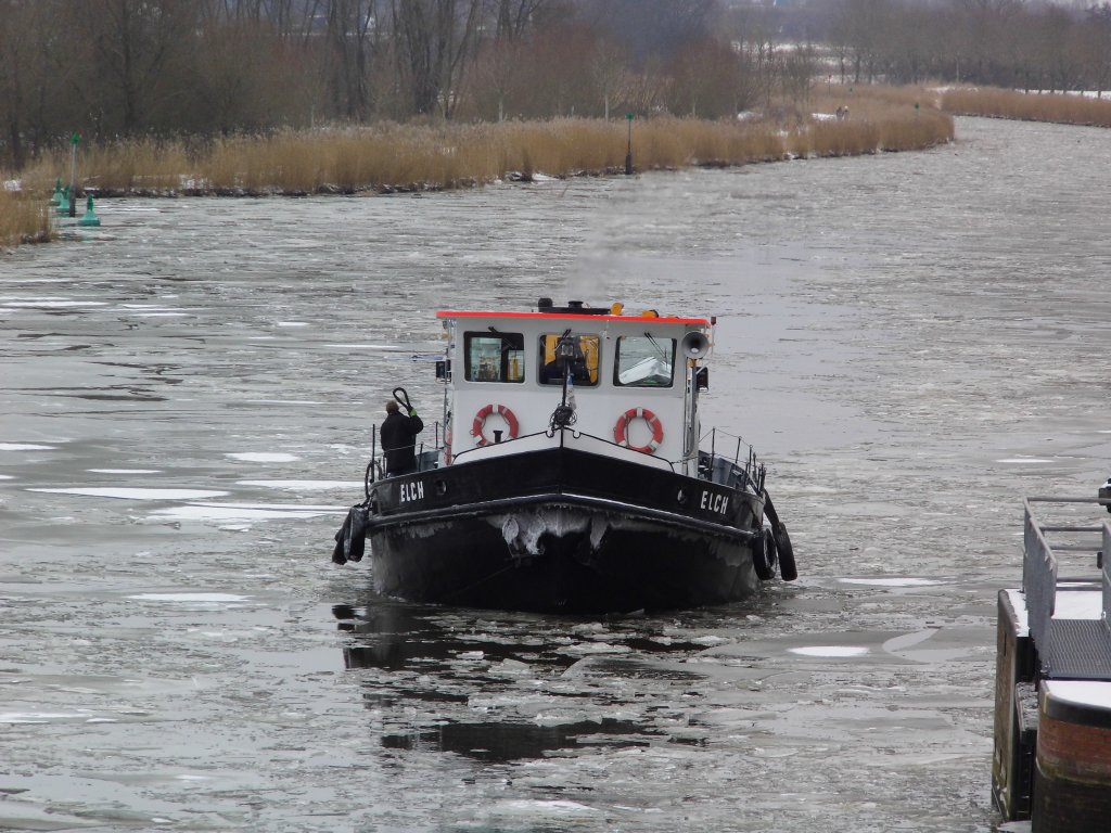 Eisbrecher ELCH, Baujahr 1935, 22,50m lang und 6,46m breit, eingesetzt vom WSA Lauenburg, um das zusammengefrorene Scholleneis von Lbeck bis zur ELK-Schleuse Bssau
zu brechen...
Aufgenommen: 24.01.2013