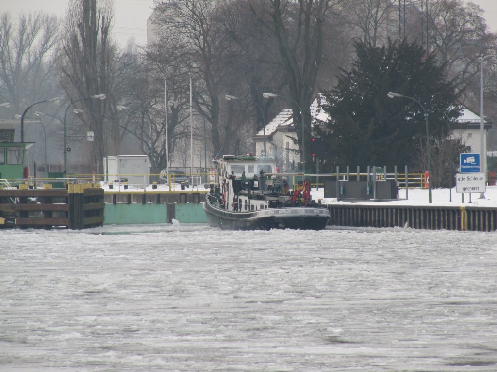 Eisbrecher Seelwe der Schifffahrtspolizei Berlin macht Pause vor der alten Schleuse Charlottenburg. 24.01.2010