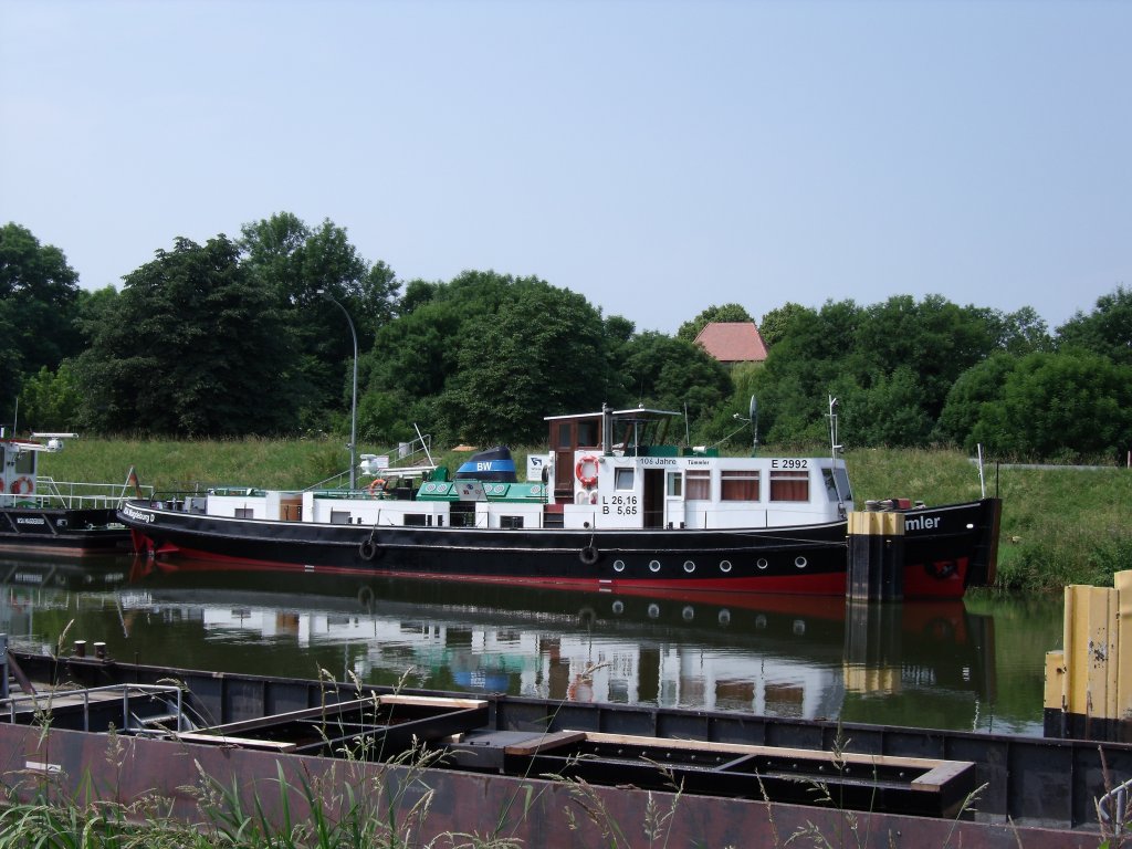 Eisbrecher Tmmler vom WSA Magdeburg an seinem Liegeplatz in Calbe an der Saale im Juni 2010.