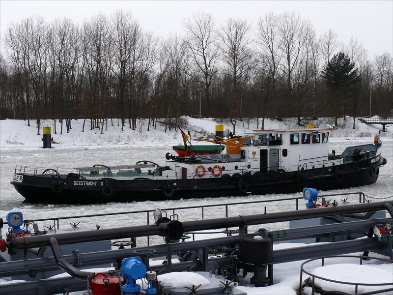 Eisbrecher WIDDER im Eis der Elbe auf dem oberen Schleusenkanal Geesthacht; 08.02.2010
