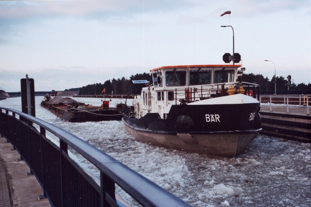 Eisbrecher BR vom WSA Magdeburg begleitet einen Schubverband in die Schleuse-Hohenwarthe.Foto v.02.2009