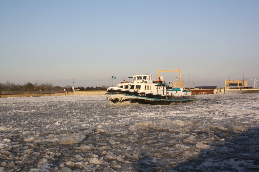 Eisbrecher Eised 3 am 04.02.2012 im Oberwasser der Schleuse Uelzen auf dem ESK.