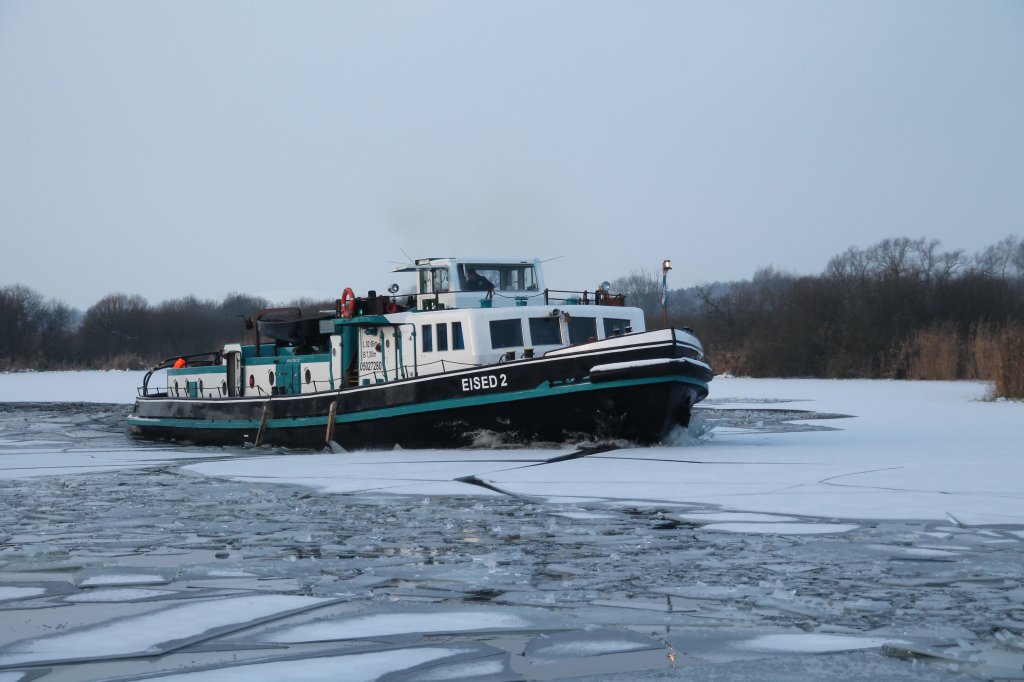 Eisbrecher EISED2  aus Berlin auf der Havel in Rathenow am 13.12.2012 im 10 cm starken Kerneis des Hafens-Herrenlanke.