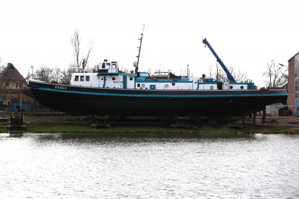 Eisbrecher EISED3 in der Genthiner Werft in neuen Farben auf dem Trockenem.Dez.2011