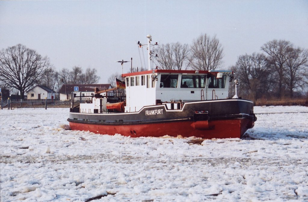 Eisbrecher FRANKFURT  WSA Eberswalde auf der Oder bei Km 700 im Einsatz.Foto v.01.2009