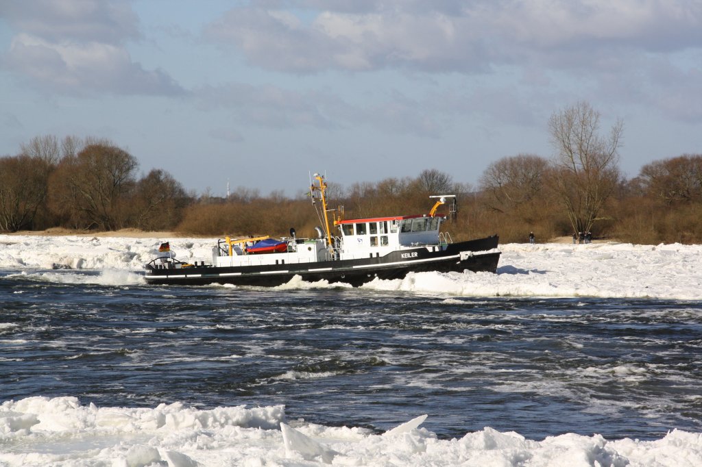 Eisbrecher Keiler vom WSA Lauenburg am 15.02.2012 unterhalb der Staustufe Geesthacht beim Eisaufbruch.