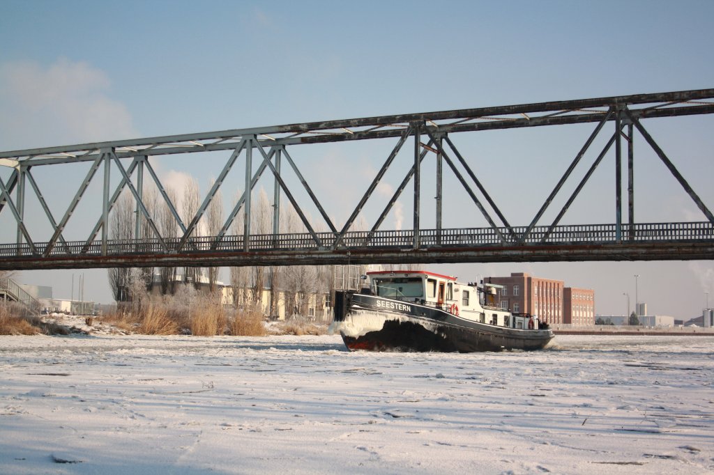 Eisbrecher Seestern  vom WSA Brandenburg auf dem EHK in Genthin unterwegs mit abgefahrenem Steuerhaus.Foto 05.02.2012