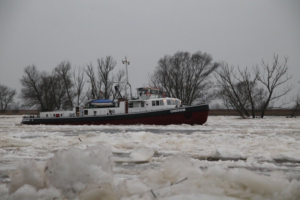 Eisbrecher USEDOM  vom WSA Eberswalde auf der Oder bei Ognica beim Eisaufbruch.Foto Jan.2013