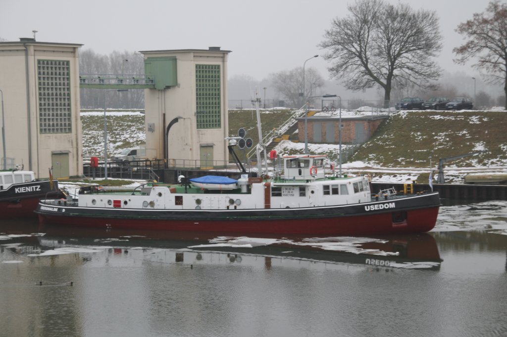 Eisbrecher USEDOM  WSA Eberswalde nach der Modernisierung wieder an seinem Liegeplatz in Hohensaaten.19.12.2012