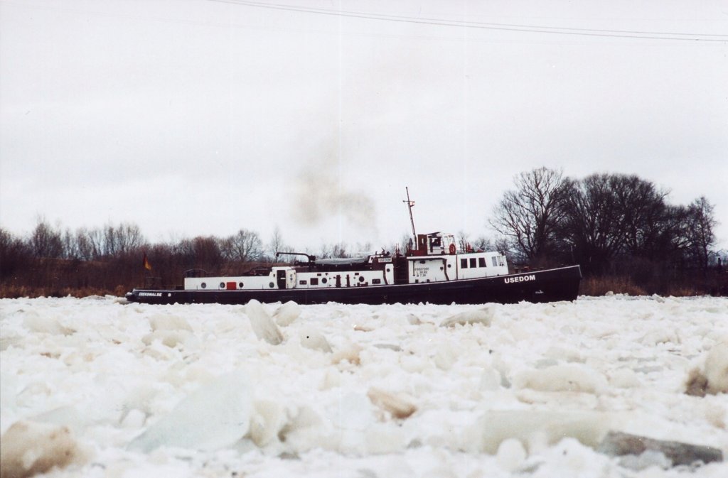 Eisbrecher USEDOM vom WSA Eberswalde auf der Oder bei Km707 im Einsatz.Foto 01.2009
