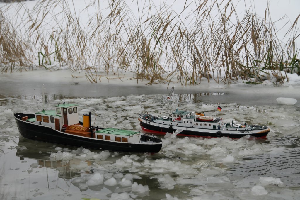 Eisfahrt von zwei Eisbrechermodellen im Eis der Uecker in Torgelow.15.12.2012
