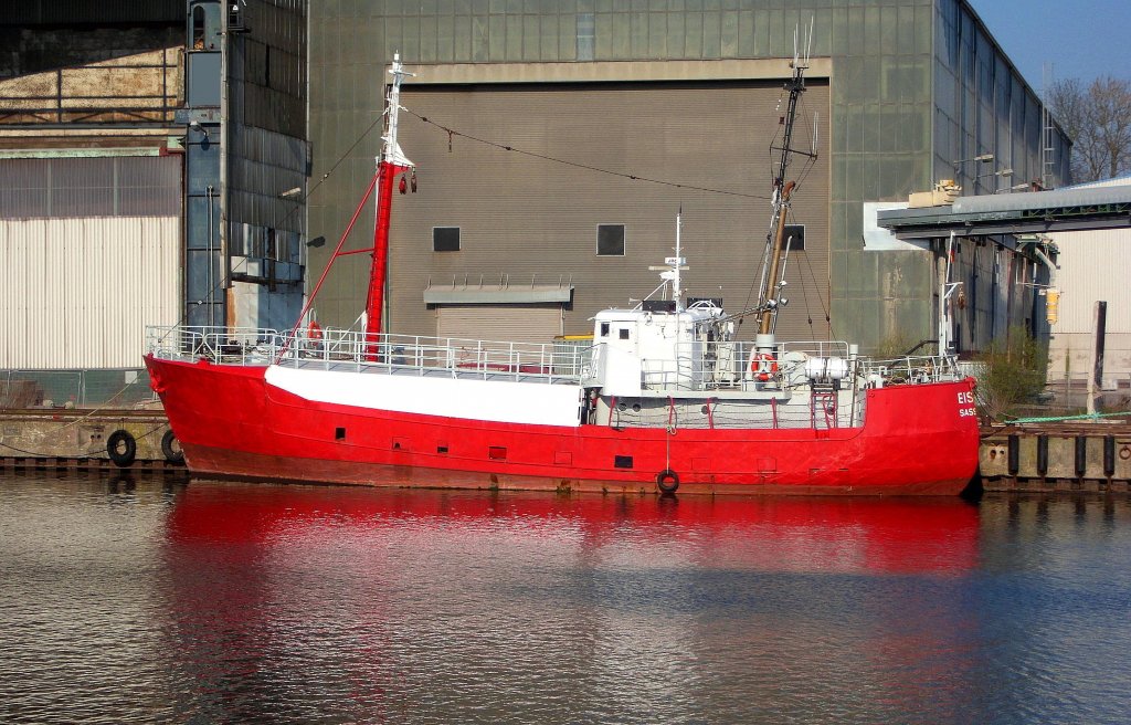 EISHAI, IMO 5099202, ein 1959 unter der Baunummer 1027 von der VEB ELBE WERFT Boizenburg abgeliefertes Fischereifahrzeug der Sassnitzer Fischer, 26,50m Lang
jetzt in privater Hand liegt am Lbecker LMG-Kai...  Aufgenommen: 19.4.2012