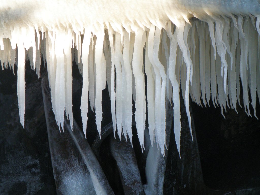 Eiszapfen  am  Bug  des  Binnenschiffes    HYPERION  !! 

EXIF-Daten: OLYMPUS IMAGING CORP. SP570UZ , Aufnahmezeit: 2010:01:26 12:20:50, Belichtungsdauer: 0.006 s (10/1600) (1/160), Blende: f/4.3, ISO: 100, Brennweite: 29.41 (2941/100)