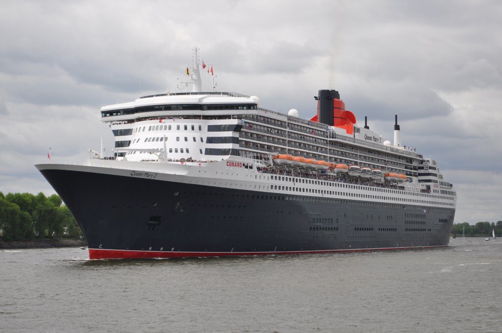 Elbaufwrts am 13.05.2012 bewegt sich die  Queen Mary 2  zum Hamburger Hafenfest.Tausende erwarten sie an den Landungsbrcken 