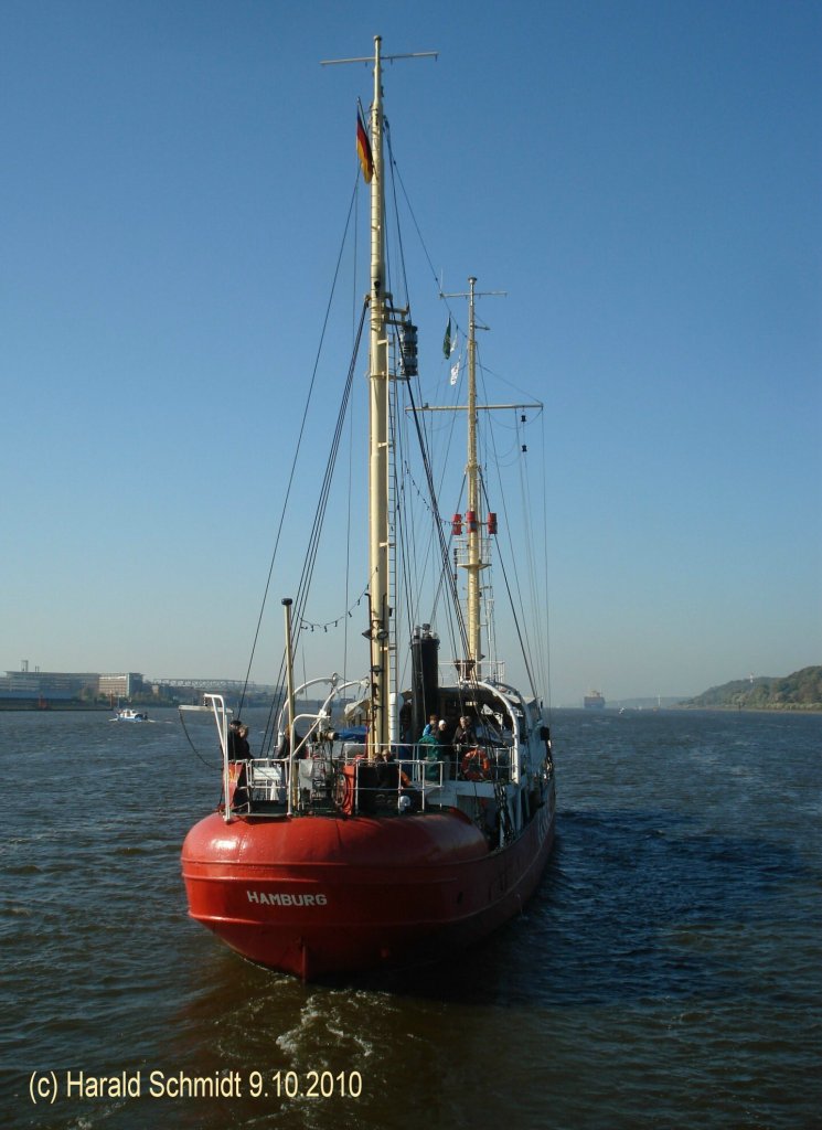 ELBE 3 am 9.10.2010 auf der Elbe vor Teufelsbrck / Typ: Feuerschiff / La. 45,1m, B 7,1m, Tg. 3,95m / 256 BRT / 1x 6-Zyl-MWM Diesel, 300 PS seit 1936 / erbaut 1888 in Vegesack. / ab Juni 1889 auf Position Weser / 1936 Einbau der Maschine / 1954-1955 und 1956-1966 auf Position Bremen / 1966-1977 auf Position Elbe 3 / 23.5.1977 Ausserdienststellung / Seit 1979 im Musemumshafen velgnne /