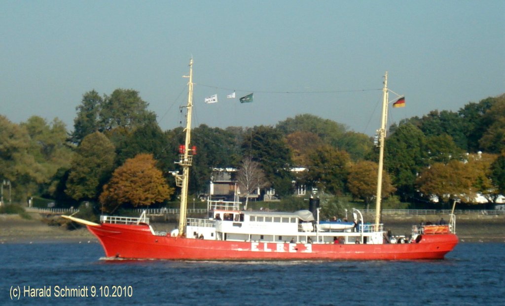 ELBE 3 am 9.10.2010 auf der Elbe vor Teufelsbrck / Typ: Feuerschiff / La. 45,1m, B 7,1m, Tg. 3,95m / 256 BRT / 1x 6-Zyl-MWM Diesel, 300 PS seit 1936 / erbaut 1888 in Vegesack. / ab Juni 1889 auf Position Weser / 1936 Einbau der Maschine / 1954-1955 und 1956-1966 auf Position Bremen / 1966-1977 auf Position Elbe 3 / 23.5.1977 Ausserdienststellung / Seit 1979 im Musemumshafen velgnne /

