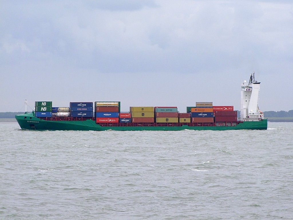 ELBFEEDER(IMO:9388522; L=139; B=22mtr; TEU:974)sticht von der Nordsee kommend bei Vlissingen in die Westerschelde; 110830