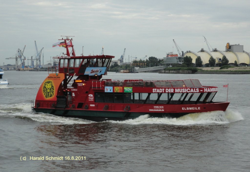 ELBMEILE (1) (ENI 04803440) am 16.8.2011 mit neuer Werbung, Hamburg, Elbe, Hhe Landungsbrcken /
Hafenfhrschiff  HADAG-Typ 2000 / La 29,94 m, B 8,15 m, Tg 1,7 m / 2 Diesel, Volvo-Penta D12-450,  ges. 662 kW, 2 Ruderpropeller, 12 kn, 1 Querstrahlruder / 250 Pass. / 2005 bei SSB, Oortkaten / 
