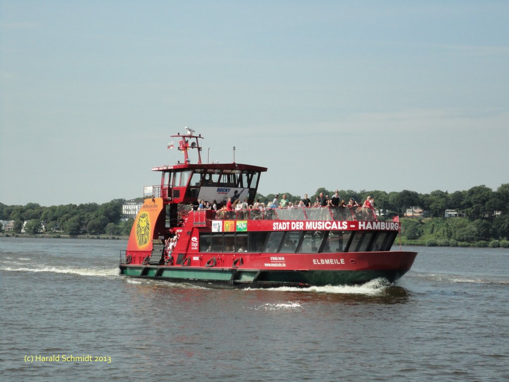 ELBMEILE (1) (ENI 04803440) am 24.7.2013, mit Werbung fr:  Stadt der Musicals , Hamburg, Elbe, Khlfleet Finkenwerder anlaufend /

Hafenfhrschiff  HADAG-Typ 2000 / La 29,94 m, B 8,15 m, Tg 1,7 m / 2 Diesel, Volvo-Penta D12-450,  ges. 662 kW, 2 Ruderpropeller, 12 kn, 1 Querstrahlruder / 250 Pass. / 2005 bei SSB, Oortkaten / 
