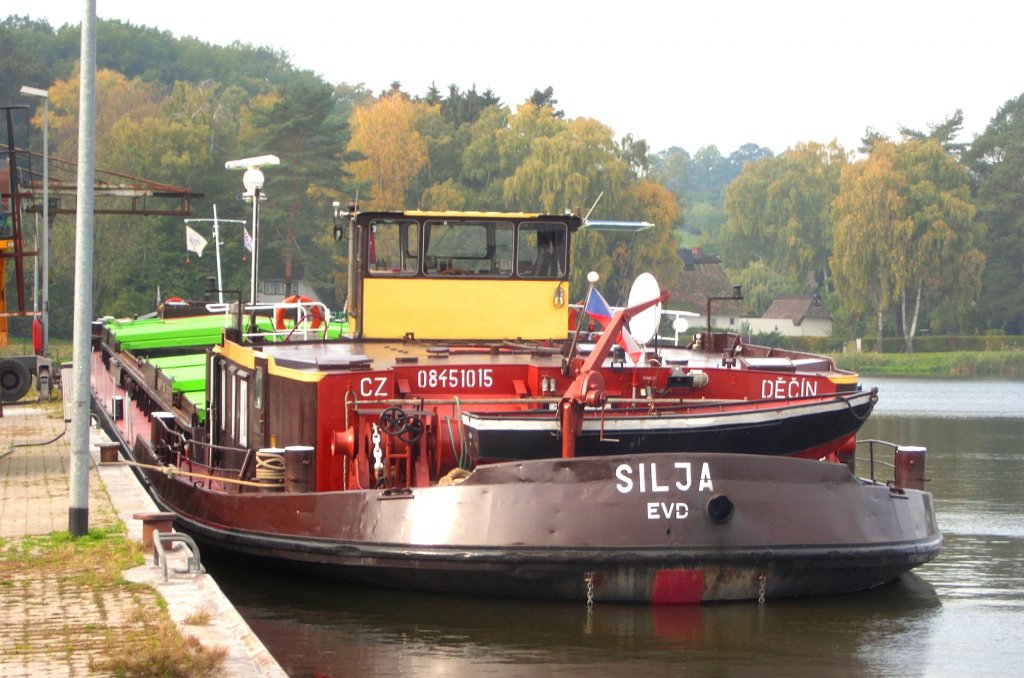 ELK Hafen Mölln, das GMS SILJA ENI 08451015, wird am Getreidesilo im Stadthafen von Mölln entladen... Aufgenommen: 17.10.2011