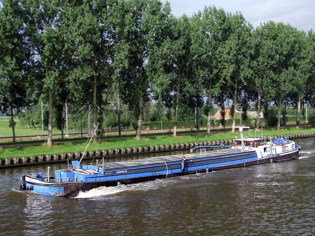 ELLY(EuropaNr.:02309272;L=39;B=5mtr.;354Tonnen;Baujahr 1955)erhlt am Amsterdam-Rijnkanaal eine kleine Wsche;100903