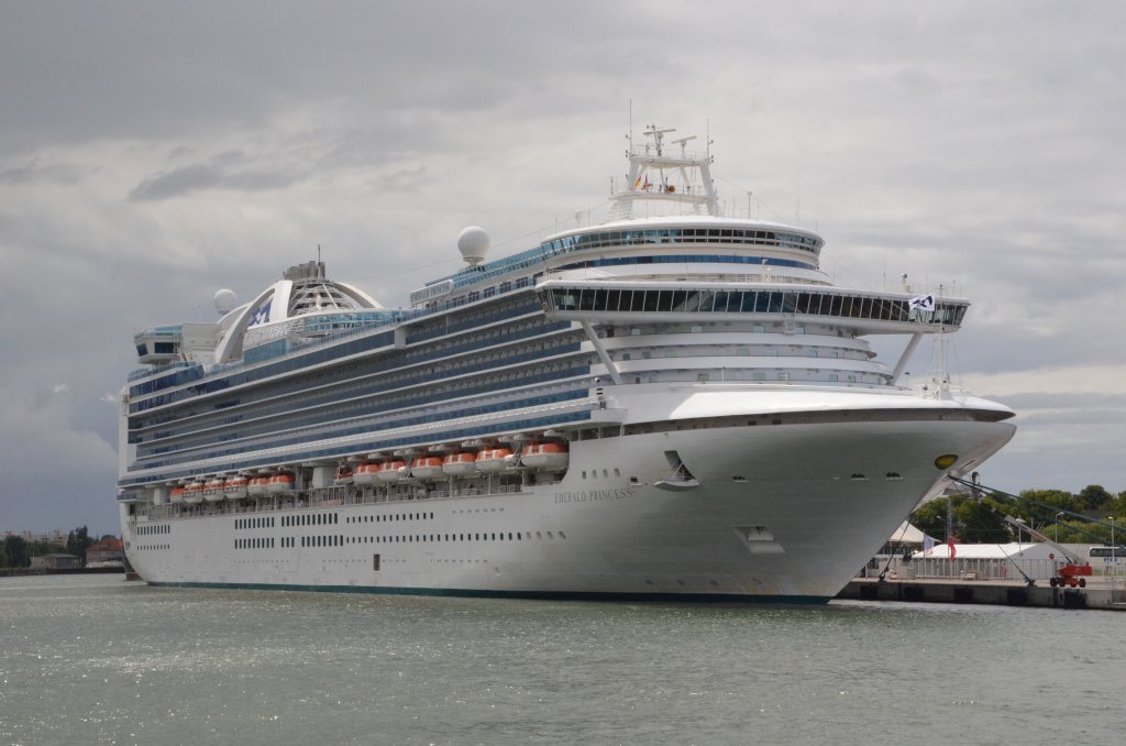 Emerald Princess ein Kreuzfahrtschiff in Warnemnde. Schiffsdaten: Lnge/Breite/Tiefgang 290m, 36m, 8m, Passagiere 3114, Besatzung 1200. Am 20.07.2012.