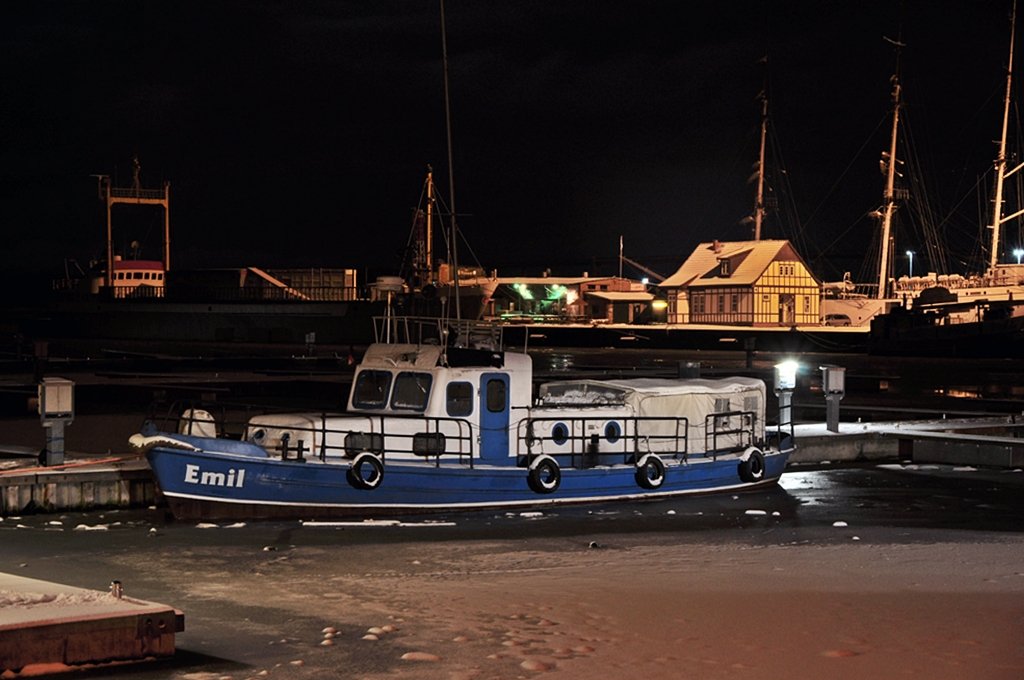  Emil  hat keine Chance, im Eis gefangen liegt die kleine Barkasse im Hafen von Stralsund, 02.01.2010