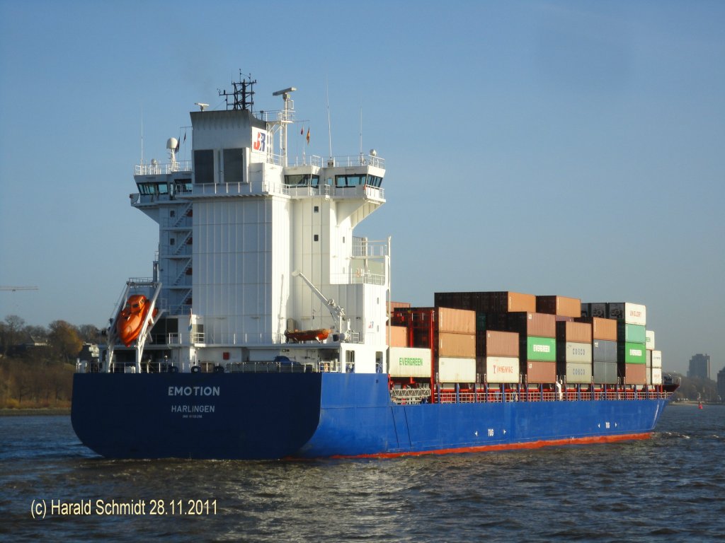 EMOTION (IMO 9359258) am 28.11.2011, Hamburg, Elbe Hhe Bubendeyufer / 
Feederschiff / GT 15.924 / La 170,15 m, B 25,0 m, Tg 9,5 m /  1 Diesel, MAN B&W 8S50MC-C, 12.640 kW, 19,8 kn / TEU 1440 / 2008 bei P+S Werften, Wolgast / Eigner: JR Shipping, Heimathafen: Harlingen, Flagge: NL / Charterer: Teamlines /
