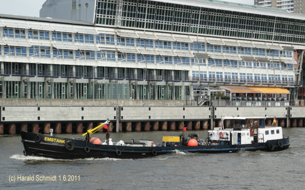 EMSTANK 4  (ENI 05105360) am 1.6.2011, Hamburg, Elbe, Hhe Kreuzfahrtterminal Altona /
Bunkerboot / La 37,49 m, B 5,95 m, Tg 1,92 m /
