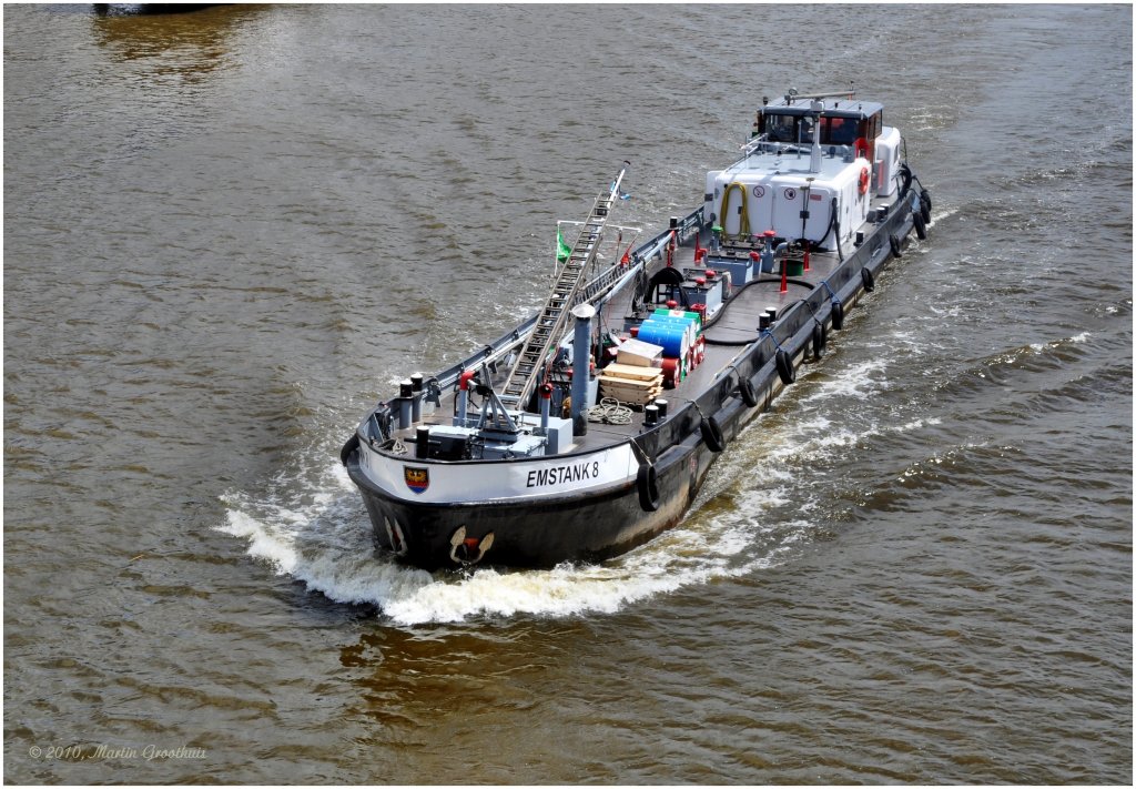 Emstank 8  Tanker, im Juni 2010 auf der Weser in Bremen gesehen. Heimathafen: Emden / Flagge: Deutschland