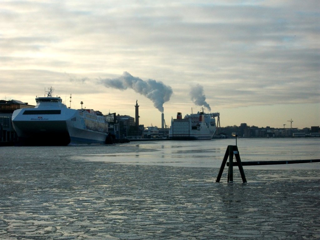 Es ist erst 15.00 Uhr und trotzdem geht in Gteborg schon die Sonne unter. Zu sehen HSC Stena Carisma und Stena Jutlandica.