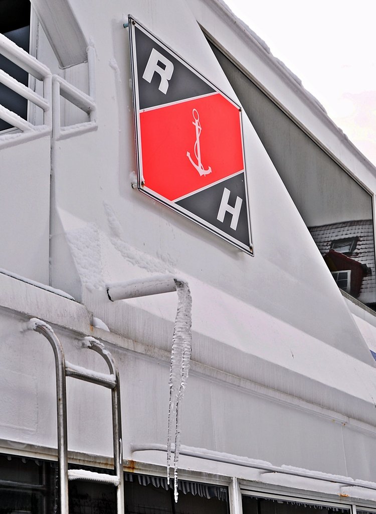 es war nicht nur kalt, nein es war eisig bei -15C im Stralsunder Hafen, Eiszapfen an einem Hiddensee-Dampfer, 07.01.2010