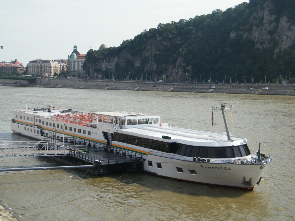 Esmeralda steht in Budapest an Donau bei der Erzsbet-Brcke, am 14. 08. 2010.