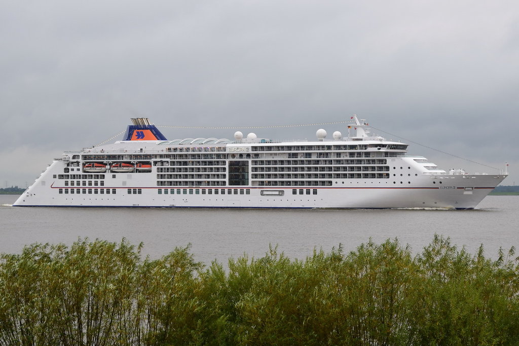 EUROPA 2 , Kreuzfahrtschiff , IMO 9616230 , Baujahr 2013 , 225.62 × 29.99m , 514 Passagiere und 370 Besatzung , 08.09.2017 Grünendeich